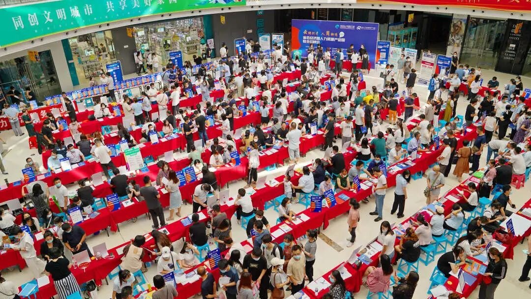 激活市場力量穩(wěn)就業(yè)—“云聘識才·人崗相適”促就業(yè)專項(xiàng)行動暨省會經(jīng)濟(jì)圈人力資源產(chǎn)業(yè)園聯(lián)合招聘會在德州舉辦