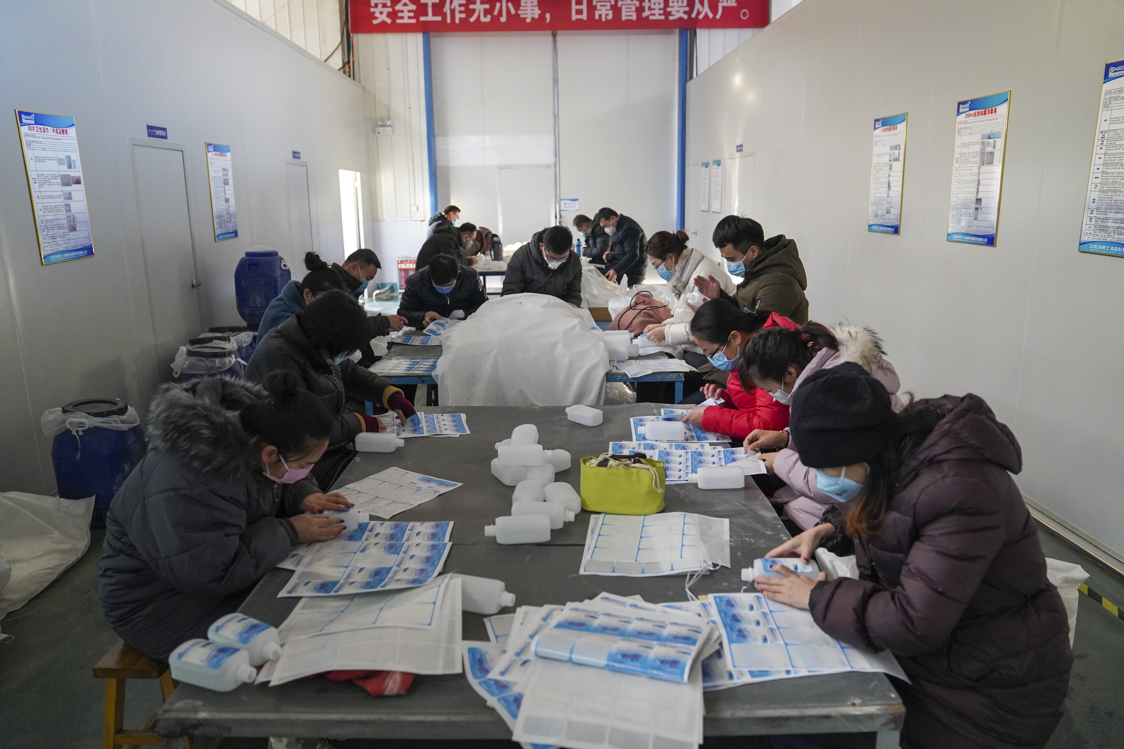 8、支援企業(yè)，集團(tuán)職工前往“消博士”義務(wù)幫工.jpg